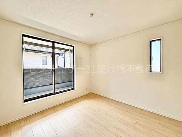 【2階 西側洋室 6.1帖】バルコニー付で明るい洋室です