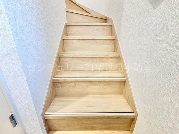 手すり付きの階段は小さなお子様やお年寄りのいるご家庭にも安心です♪