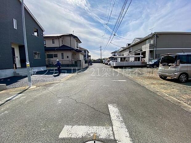 西側公道約6mあり、駐車も楽々♪