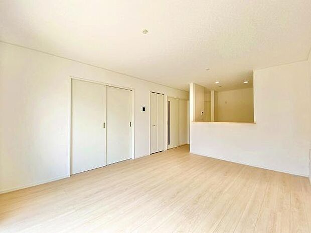 【LDK 約15帖】隣接する洋室を開ければ20.2帖の広々空間に◎