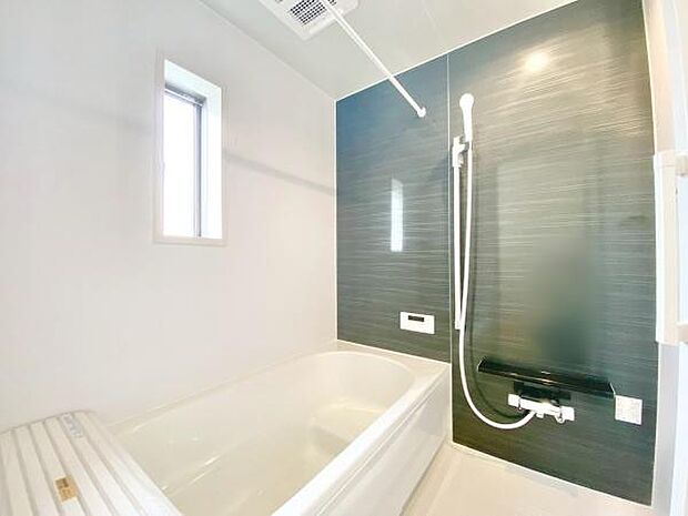 【浴室】浴室乾燥暖房機付きです。雨の日の洗濯物の乾燥やヒートショック対策としてもお使い頂けます。