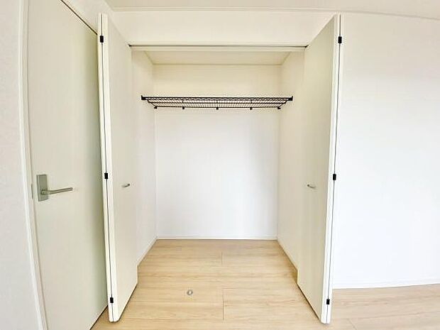 【2階 バルコニー側 洋室 7帖】収納上段棚つきで寝具なども収納いただけます。