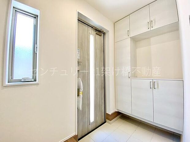 【玄関】飾り棚つきシューズボックス♪採光面があり、明るい玄関です。