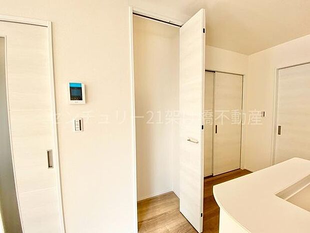 【キッチン横 収納スペース】日用品のストックや、パントリーとしても◎