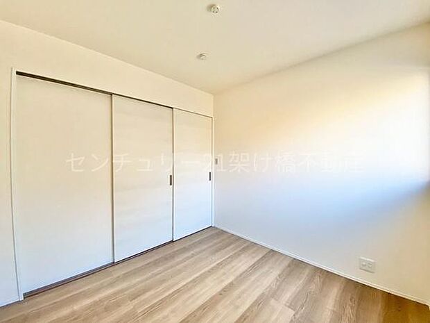 【1階LDK横 洋室 4.5帖】便利なキッチン横の洋室は、お子様のお昼寝・遊び場やお勉強などにも◎クローゼット付きです♪