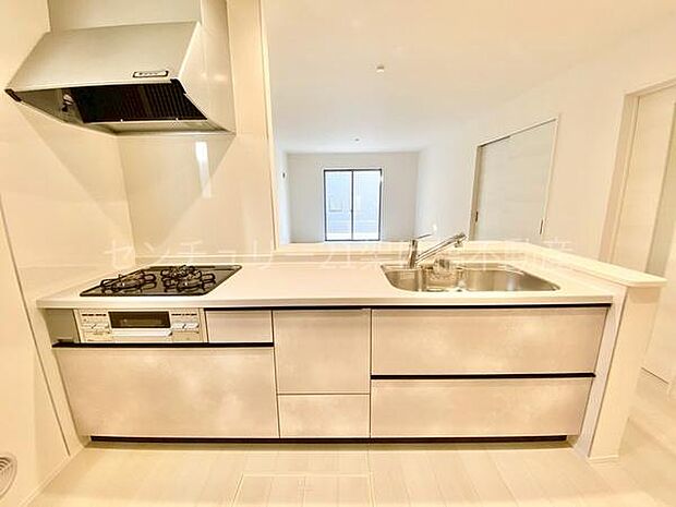 【システムキッチン】三口コンロ、グリル、浄水器付きシンクでお料理が捗ります♪