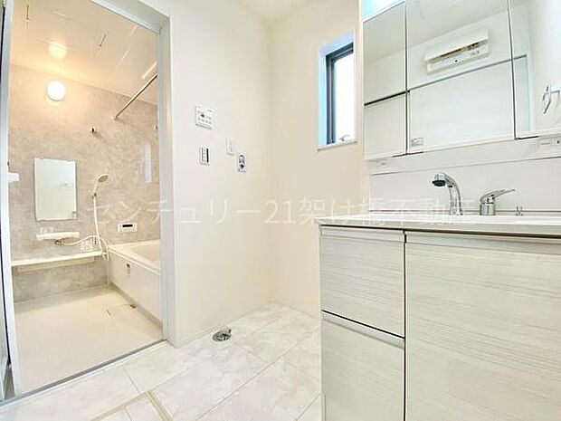 【洗面所】三面鏡の独立洗面台となっております。ストックなどを収納するのに便利な収納あり◎