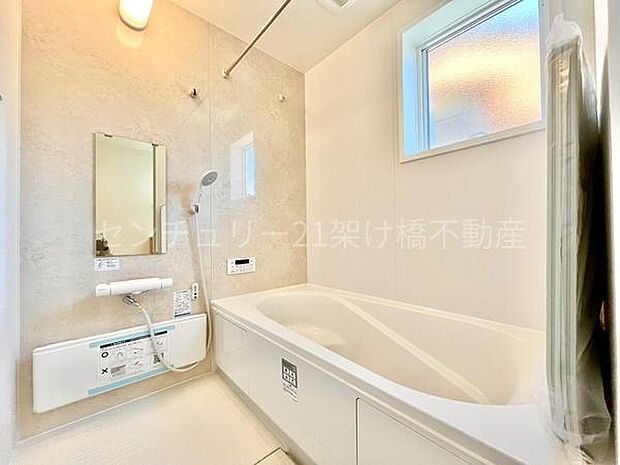 【浴室】浴室乾燥暖房機付きです。雨の日の洗濯物の乾燥やヒートショック対策としてもお使い頂けます。