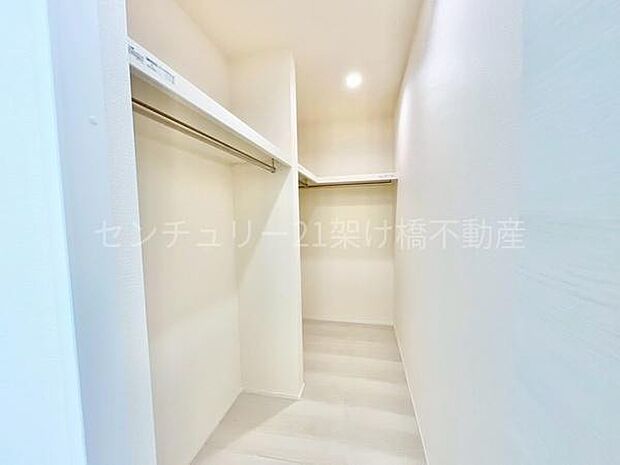 【2階 洋室 8.75帖】ウォークインクローゼット季節物の収納も安心です◎