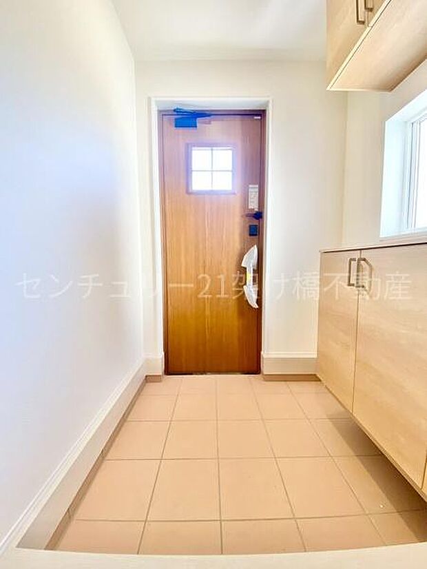 【玄関】飾り棚つきシューズボックス♪採光面があり、明るい玄関です。