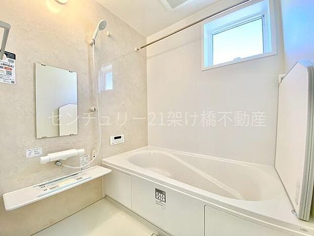 【浴室】浴室乾燥暖房機付きです。雨の日の洗濯物の乾燥やヒートショック対策としてもお使い頂けます。