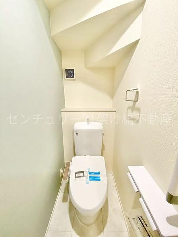 【1階 トイレ】温水洗浄便座で快適にお使いいただけます。