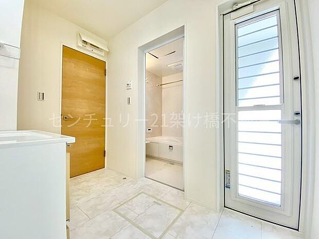 【洗面所】広々とした洗面スペース♪勝手口があり、土汚れの気になるお洋服なども他のお部屋を汚さずに入れて安心です。