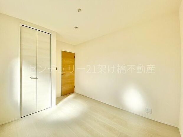 【1階 洋室 5.44帖】玄関から直接入れる洋室は、急な来客時にもおすすめ♪全洋室2面採光で明るいお部屋♪