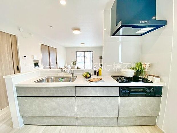 【システムキッチン】三口コンロ、グリル、浄水器付きシンクでお料理が捗ります♪