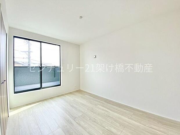 【2階 南側洋室 6.5帖】バルコニー付で明るい洋室です。主寝室にもオススメ!