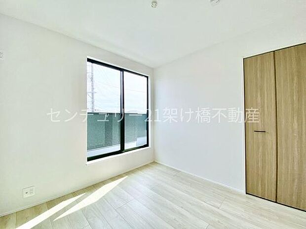 【2階 洋室 4.5帖】ルーフバルコニーに出入り可能です。