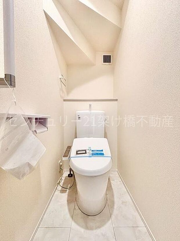 【1階 トイレ】温水洗浄便座で快適にお使いいただけます。