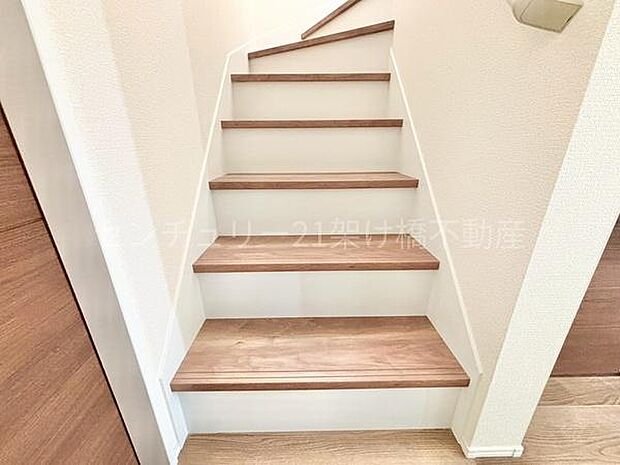 手すり付きの階段は小さなお子様やお年寄りのいるご家庭にも安心です♪