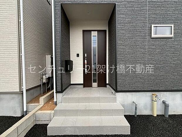【玄関】屋根付きで雨の日にも安心です◎
