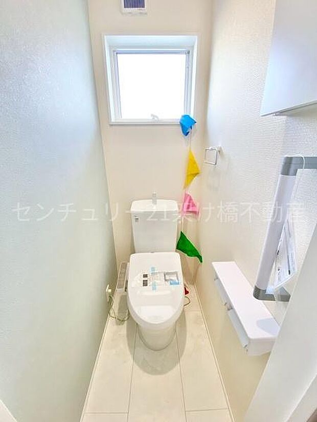 【1階 トイレ】温水洗浄便座で快適にお使いいただけます。