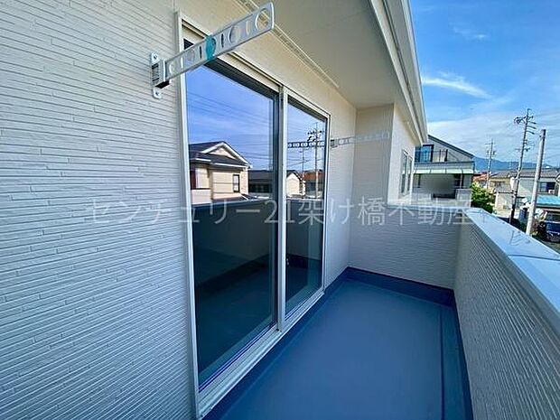 【南東向きバルコニー】日差しをたっぷり受け止める南東向きのバルコニーです♪