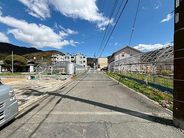 南側公道約6mあり、日当たり良好!!駐車も楽々♪