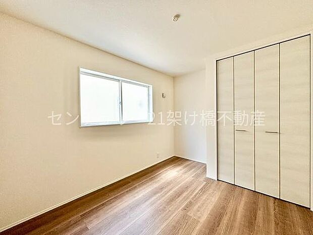 【1階 洋室 5.44帖】キッチン横の洋室は、2WAYで玄関から他のお部屋を通らず出入り可能なため、急な来客時などにも安心です◎