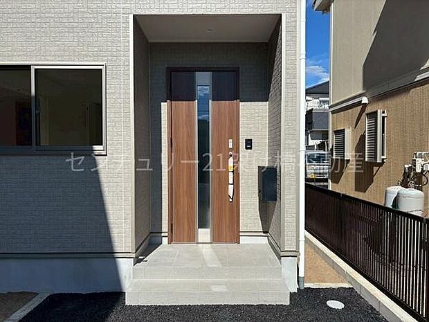 【玄関】屋根付きで雨の日にも安心です◎