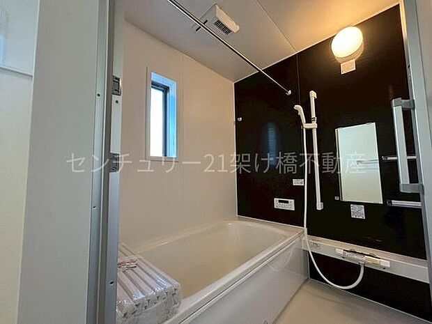 【浴室】窓付きで明るく換気できる上に、浴室乾燥暖房機付きです。雨の日の洗濯物の乾燥やヒートショック対策としてもお使い頂けます。