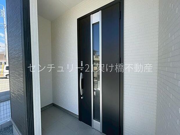 【玄関】屋根付きで雨の日にも安心です◎