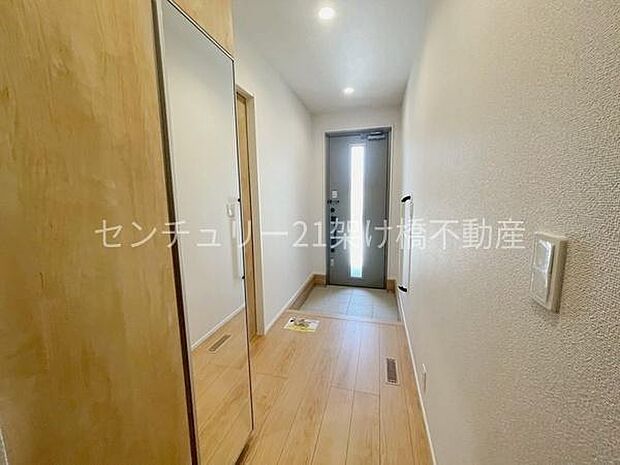 【玄関】採光面があり、明るい玄関です。