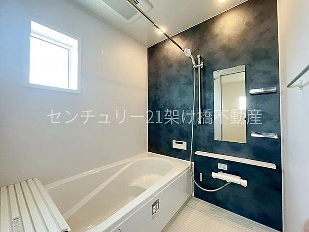 【浴室】浴室乾燥暖房機付きです。雨の日の洗濯物の乾燥やヒートショック対策としてもお使い頂けます。