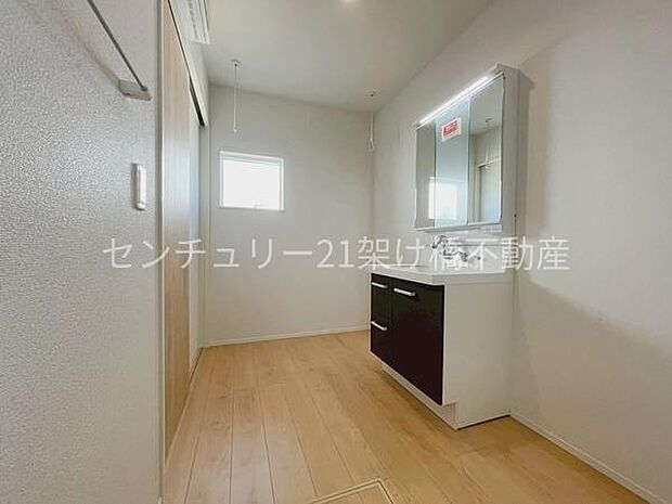 広々洗面スペースはちょっとした洗濯物干しや、収納スペースも確保できます♪