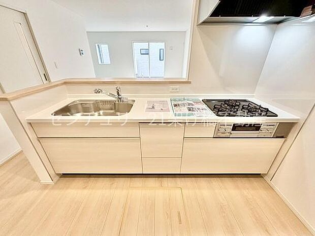 【キッチン】カウンタータイプのキッチンはご家族を見守りながら調理ができます♪