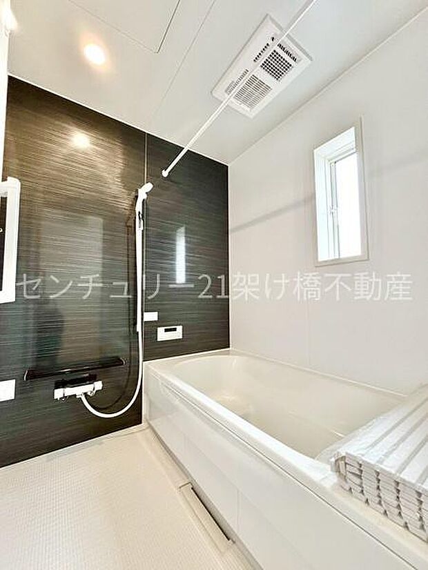 【浴室】窓があるので明るさや換気もバッチリです。