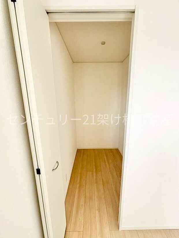 【2F 北側 洋室 ウォークインクローゼット】便利な棚付き♪たっぷり収納◎