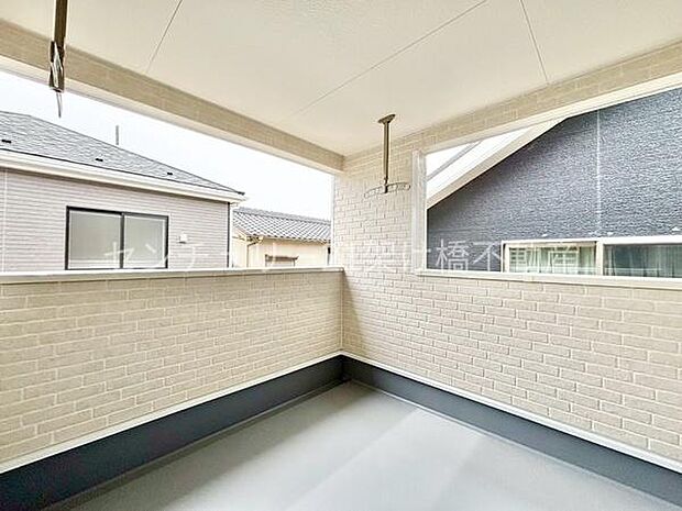 【南向きバルコニー】雨の日も安心なインナーバルコニーです。お洗濯だけでなくご家族の憩いの空間にも◎