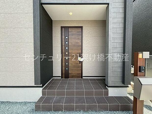 【玄関】屋根付きで雨の日にも安心です◎