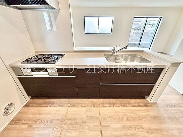 【システムキッチン】三口コンロ、グリル、浄水器付きシンクでお料理が捗ります♪