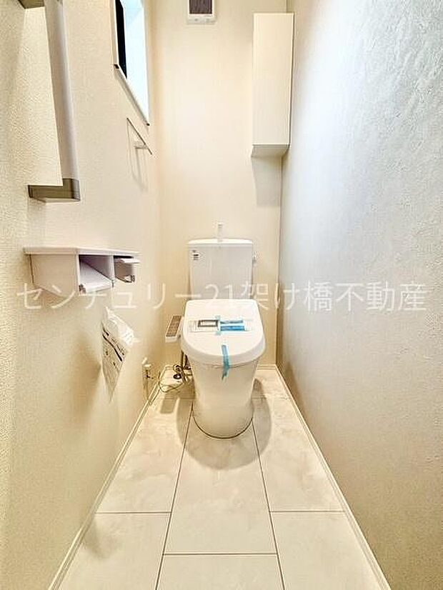 【2階 トイレ】温水洗浄便座で快適にお使いいただけます。