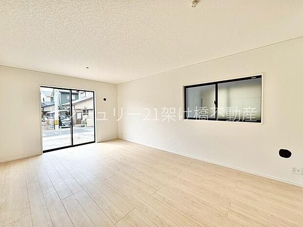 【LDK 17帖】南面採光で明るいリビングです♪