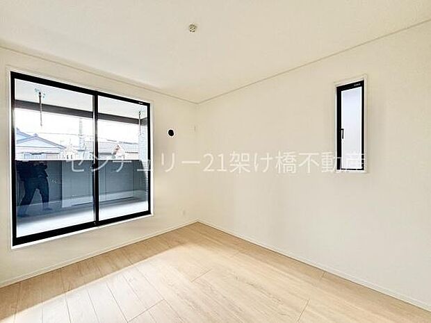 【2階 中央洋室 5.7帖】こちらの洋室からバルコニーに出入り可能です♪