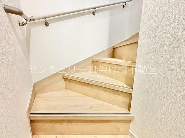 手すり付きの階段は小さなお子様やお年寄りのいるご家庭にも安心です♪