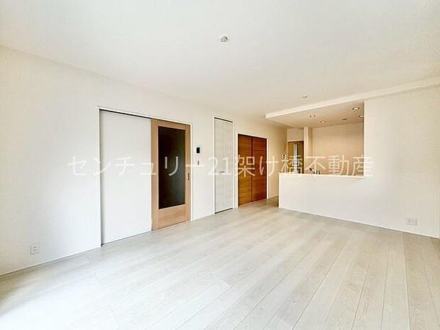 【LDK 16帖】お料理をしながらリビングを見渡せる人気の縦型LDK。便利なリビング収納棚あり◎