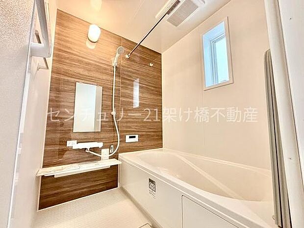 【浴室】浴室乾燥暖房機付きです。雨の日の洗濯物の乾燥やヒートショック対策としてもお使い頂けます。