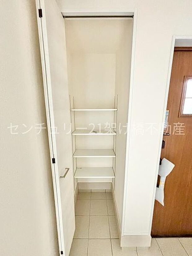 【土間収納】土汚れの気になるアウトドア用品なども収納可能です♪