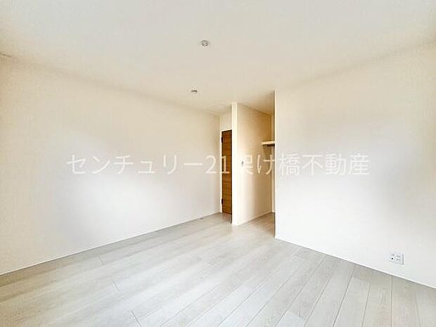 【洋室 7.25帖】広々としたこちらの洋室は主寝室におすすめ♪