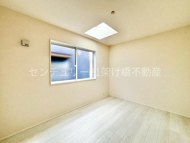 【洋室 6帖】トップライトがあり、明るい洋室♪