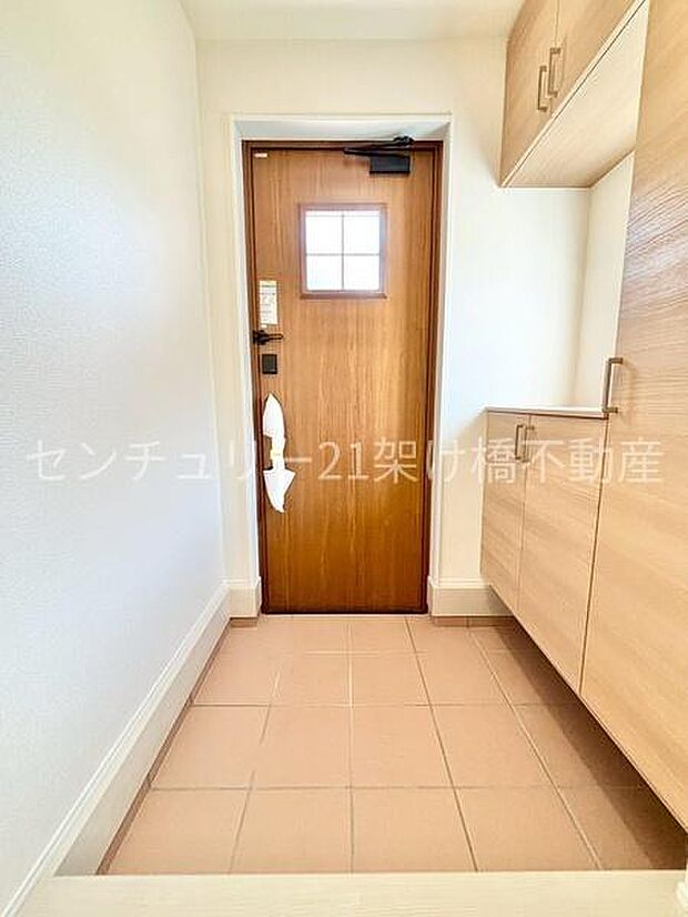 【玄関】採光面があり、明るい玄関です。